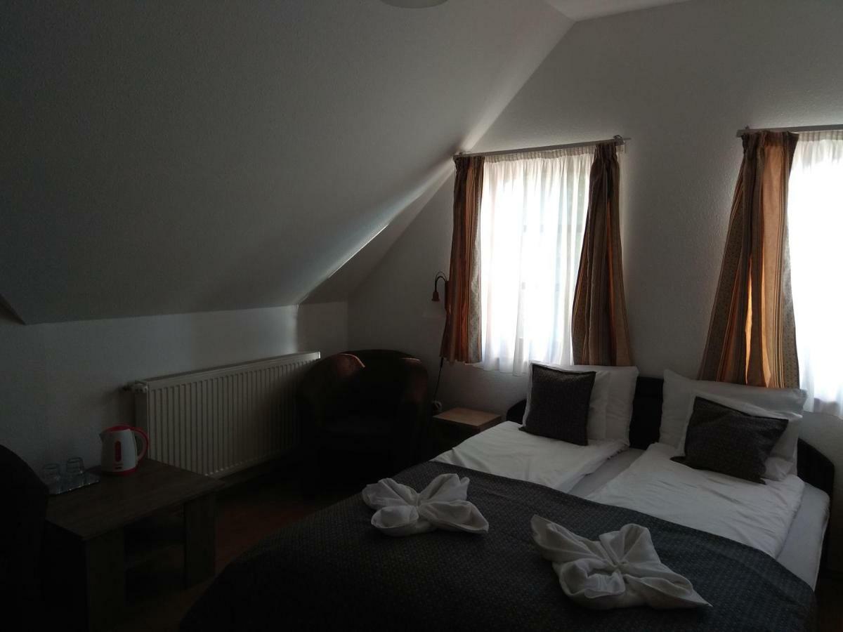 Nadas Panzio Tiszafüred Buitenkant foto